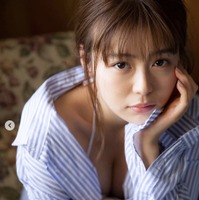 井口綾子、シャツから谷間チラリのセクシーカット公開！ 画像