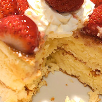 パンケーキの懐の深さを知る……星乃珈琲店「苺たっぷりスフレパンケーキ」