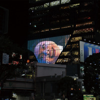 巨大な渡辺直美が物陰から「見ぃつけた」！渋谷に迫力の広告展開 画像