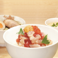 くら寿司、海鮮丼や天丼が500円で楽しめる「くらランチ」に麺類が付く新セット 画像