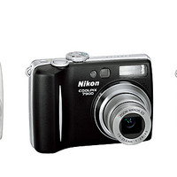 COOLPIX7900　プライムシルバー（左）、クラシックブラック（中）、オペラレッド（右）