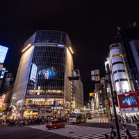 渋谷駅前の街頭ビジョンでの発表の様子