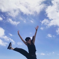 石川恋、絶景バックに大ジャンプ！弾けまくりの夏の思い出写真公開！ 画像