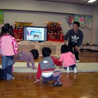 プレ保育では男性教諭が体操を指導。子供たちの元気な声が教室に響いた