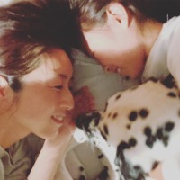 高岡早紀、娘＆愛犬との幸せあふれる添い寝写真を公開！ 画像