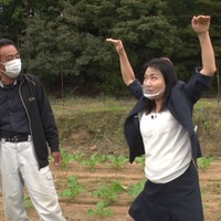 ロケ　聖護院かぶら畑農家へ潜入取材をする島田珠代（右）