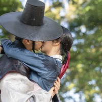 チャン・ドンユン＆キム・ソヒョンの攻めすぎキスシーンメイキング映像公開 画像