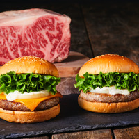 フレッシュネスバーガーから“プチ贅沢”な「神戸牛バーガー」「神戸牛チーズバーガー」