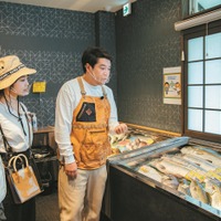食材を購入する様子 (C)UHB/YOSHIMOTO KOGYO 左から）峯岸みなみ、タカ