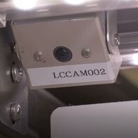 レーンに取り付けた小型AIカメラが お皿を自動的にカウントするセルフチェック （コンタクトレス）