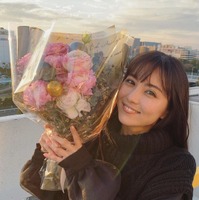 石川恋、花束を手に満面の笑み！撮了報告の写真に「癒されます」「可愛すぎ」の声！ 画像