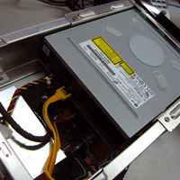 ブルーレイドライブの下にあるドライブベイに、ハードディスクが搭載されている