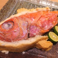 祝い事にピッタリ！イカセンターで高級ブランド魚「叉木の金目鯛」塩釜焼が発売 画像
