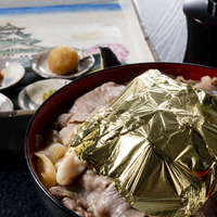 ホテルグランヴィア大阪から金箔が豪快にのった「天下の牛丼」