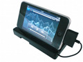 ポータブル充電器としても使えるiPod touch用スタンド——実売1,980円 画像