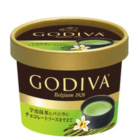 ゴディバからコンビニ限定カップアイス「宇治抹茶とバニラにチョコレートソースを添えて」