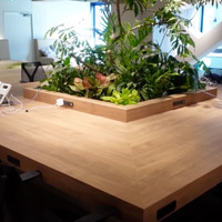 テーブルの奥行きも広く、作業スペースをしっかり確保できる