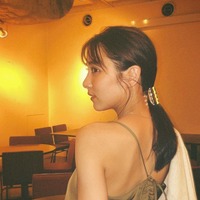 石川恋、キャミワンピ姿で美しい背中披露！「艶っぽい」「色気にクラクラ」 画像