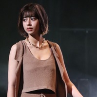 【TGC teen 2021】『JJ』モデル・小山ティナ、デコルテ美＆胸元セクシー衣装でランウェイ 画像