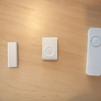 左から第3世代、第2世代、第1世代iPod shuffle。
従来モデルの約半分のサイズになった。