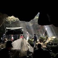 火山洞窟での撮影の様子　