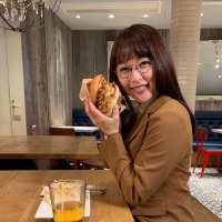 桜井日奈子、巨大ハンバーガーを手にキュートな笑顔！「愛おしい～」「癒される」 画像