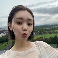 江野沢愛美、“黒水着×Tシャツ”の濡れ透けセクシーショットを公開！ 画像