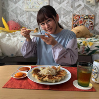 新ドラマ『ごほうびごはん』桜井日奈子が餃子＆昼酒満喫するオフショット公開 画像