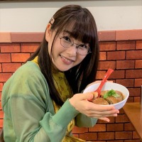 桜井日奈子、台湾料理を手にニッコリ！ドラマオフショットが「ただただ可愛い」と反響 画像
