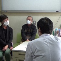 西香川病院の医師の診察風景（C）NHK