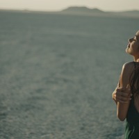 TBCの新CM「一生つづく自信」篇に出演するローラ