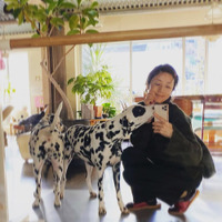 すっぴん？！高岡早紀、49歳誕生日を愛犬との寄り添いショットと共に報告 画像