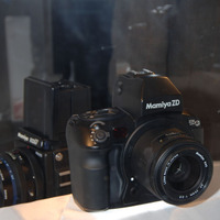 2,150万画素の中判デジタル一眼レフカメラ「Mamiya ZD」。後ろには、デジタルバックタイプ「Mamiya ZD Back」も併せて展示