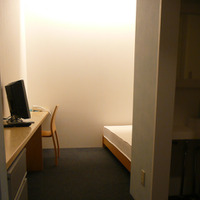 アメニティスペースと仮眠室。ビジネスホテルのシングル程度の広さがあり、テレビやシャワーも備えている