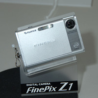 薄型ボディに2.5型液晶搭載のFinePix Z1