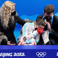 渦中のワリエワ15歳、北京五輪でまさかの4位…肩を震わせて泣く姿も 画像