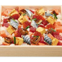 くら寿司、宝箱をイメージした新商品「極みの逸品 豪華 海の三宝ちらし」発売