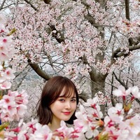 兒玉遥、満開の桜に囲まれた花見ショットに反響！「花の妖精発見」「かわいすぎ！」 画像