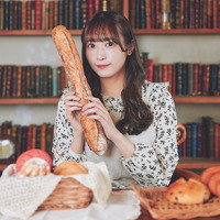 元櫻坂46・渡辺梨加、卒業後初のイベント！ファンに大好きなパンを手渡し!! 画像