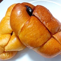 藤田ニコルらが考案！「サンジャポ」×“パン界の鬼才”がコラボした“名物塩パン”を実食！