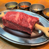 インパクト抜群の“マンガ肉”がGW限定で1.5倍に増量！大阪焼肉・ホルモン ふたご