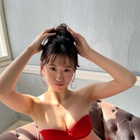 NMB48・上西怜、赤ビキニ×赤ストッキングでセクシーボディ披露 画像