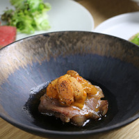 イノベーティブな肉料理をペアリングで楽しむ！「肉割烹 井乃新」恵比寿にオープン 画像