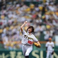 “虎党”有働由美子アナが背番号「0（ゼロ）」で始球式初挑戦！ 画像