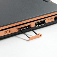 左側面には2つのThunderbolt 4 Type-C端子と、USB 3.2 Gen2 Type-A端子を搭載