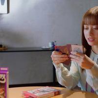 橋本環奈、「ONE PIECEカードゲーム」に夢中！