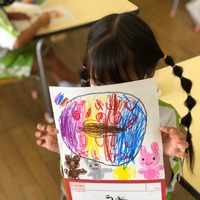 一生懸命に描く子どもたち