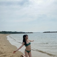 NMB48次期センター・川上千尋、ビーチでスレンダーボディ披露！ 画像