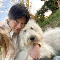 田中圭＆俳優犬ベックの超仲良しオフショットが解禁！映画『ハウ』 画像