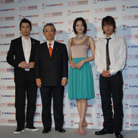 左から、本木雅弘、東京電力 光ネットワークカンパニープレジデントの勝又淳旺氏、本上まなみ、山田孝之